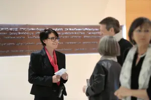 © Anja Koehler Service: Beratung durch eine Mitarbeiterin im Festspielhaus Bregenz © Anja Koehler