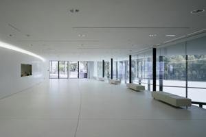 Parkstudio mit weißen Leder-Sitzgelegenheiten entlang der langen Glasfront im Festspielhaus Bregenz