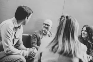 © Büro Magma, Magdalena Türtscher fröhliche Mitarbeiter:innen des Festspielhauses im Gespräch © Büro Magma, Magdalena Türtscher