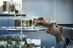 © Anja Koehler eine Service-Mitarbeiterin stellt Gläser auf ein Glasregal im Festspielhaus Bregenz © Anja Koehler