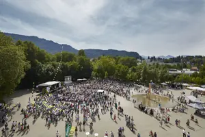 © Anja Koehler Menschenmenge auf dem Platz der Wiener Symphoniker vor dem Festspielhaus Bregenz © Anja Koehler