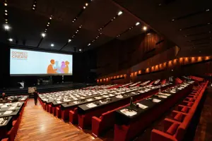 © Anja Koehler Großer Saal mit Parlamentbetischung und großer Leinwand auf der Vorbühne im Festspielhaus Bregenz © Anja Koehler