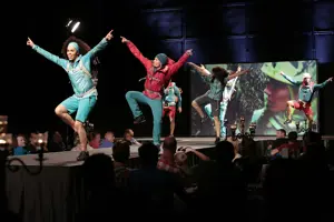 © Anja Koehler Auf einem Laufsteg präsentieren fünf Models eine Outdoorkollektion auf der Werkstattbühne im Festspielhaus Bregenz © Anja Koehler