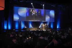 © Anja Koehler Vier Personen auf der Bühne mit Liveübertragung auf eine Leinwand auf der Werkstattbühne im Festspielhaus Bregenz © Anja Koehler