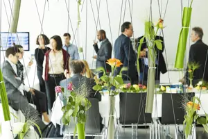 © Anja Koehler Kongressteilnehmer:innen zwischen bunten Blumen im Festspielhaus Bregenz © Anja Koehler