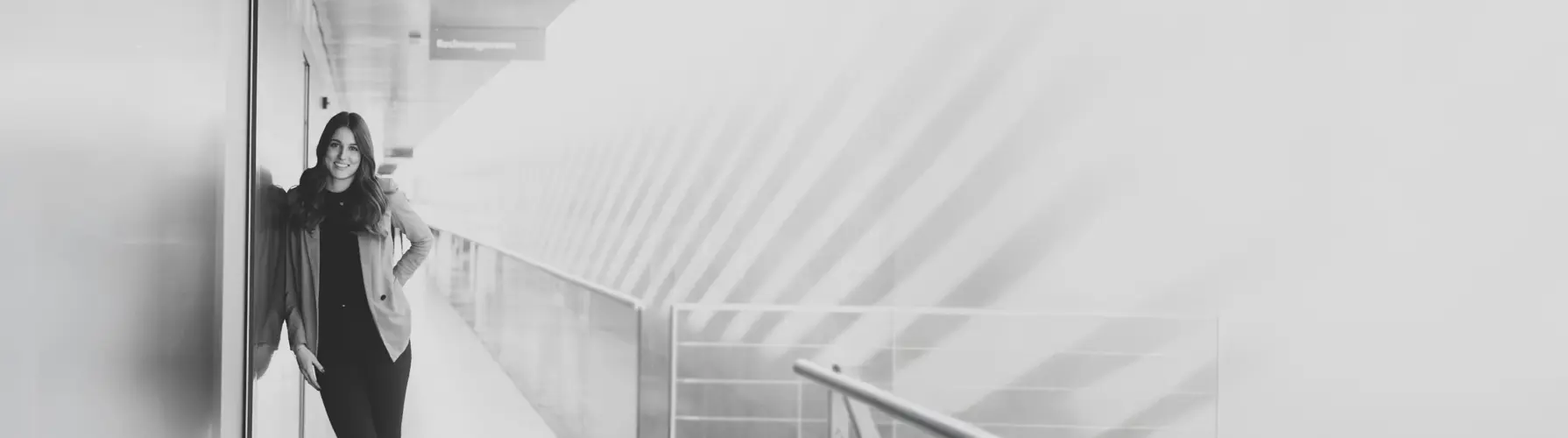 © Büro Magma, Magdalena Türtscher Eine junge Frau lehnt an einer Wand in einem langen Gang im Festspielhaus Bregenz © Büro Magma, Magdalena Türtscher