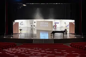 © Anja Koehler Ausstellungswände und Exponate bei der STAGE Bregenz 2024 auf der Hauptbühne im Festspielhaus Bregenz © Anja Koehler