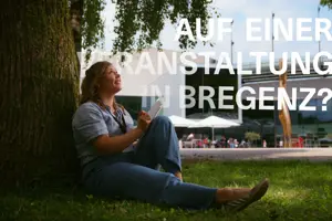 © bobdo Eine Frau sitzt an einen Baum gelehnt vor dem Festspielhaus Bregenz © bobdo