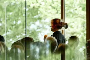 © Anja Koehler Eine Frau mit Mikrofon steht vor der Glasfront im Seestudio des Festspielhauses Bregenz © Anja Koehler