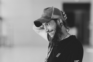 © Büro Magma, Magdalena Türtscher schwarz-weiss-Aufnahme eines Veranstaltungstechnikers im Seefoyer im Festspielhaus Bregenz © Büro Magma, Magdalena Türtscher