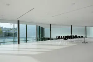 © Anja Koehler Zweireihige aufgestellte schwarze Stühle im Halbkreis im weißen Parkstudio im Festspielhaus Bregenz © Anja Koehler