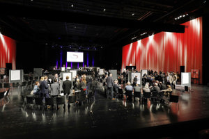 Kongressteilnehmer:innen in Stuhlkreisen auf der Werkstattbühne im Festspielhaus Bregenz