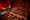 Vollbesetzter Großer Saal mit Parlamentbetischung und roten Sessel auf der Vorbühne im Festspielhaus Bregenz