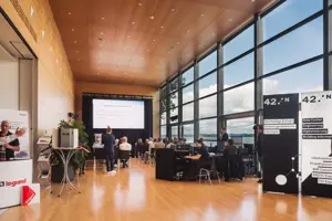 © Angela Lamprecht Tagungsteilnehmer:innen in Reihenstuhlung im Seefoyer im Festspielhaus Bregenz mit Blick auf den See © Angela Lamprecht