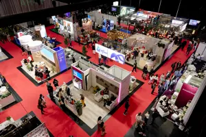 © Anja Koehler Menschen bewegen sich durch Messestände auf der Werkstattbühne © Anja Koehler