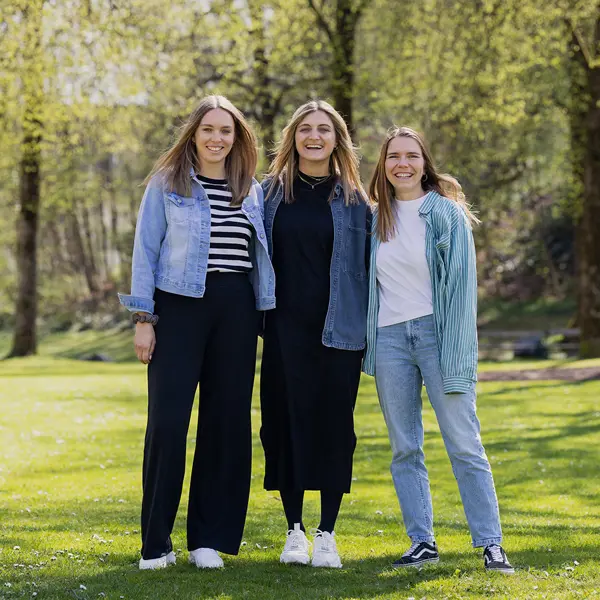 © Stefanie Clark Drei Frauen stehen lachend im Grünen, Team Convention Partner Vorarlberg © Stefanie Clark