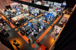 © Anja Koehler Fachmesse-Besucher:innen besuchen Ausstellungskojen auf der Werkstattbühne im Festspielhaus Bregenz © Anja Koehler