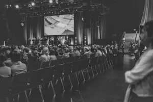 © Büro Magma, Magdalena Türtscher Tagungsteilnehmer:innen sitzen in Stuhlreihen auf der Werkstattbühne des Festspielhauses Bregenz © Büro Magma, Magdalena Türtscher