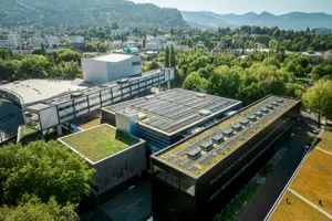 © bobdo Drohnenaufnahme begrünter Dächer mit PV-Anlagen inmitten vieler Bäume © bobdo